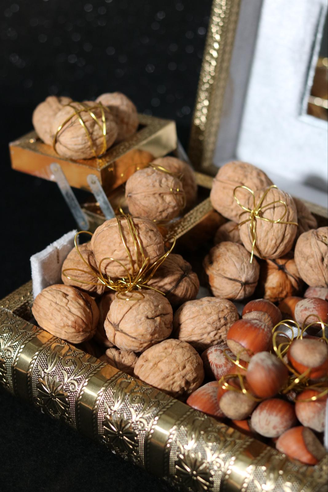 Nozes com casca fresco — Frutos Secos da July Frutas & Legumes